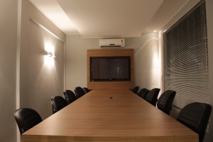 Ampla sala de reunião com equipamento multimídia