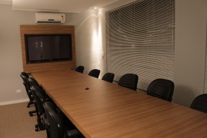 Ampla sala de reunião com equipamento multimídia II